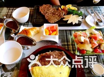 《心动小镇：小金毛可露丽的美味食谱，宠物健康饮食指南》是一部专为宠物主人设计的实用手册，旨在帮助他们为爱犬提供营养均衡、口感丰富的饮食。书中不仅包含了多种适合狗狗的美味食谱，还详细介绍了如何根据不同年龄段和健康状况调整宠物的饮食结构。